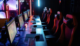 第一批闯入电竞专业的年轻人，正进退维谷