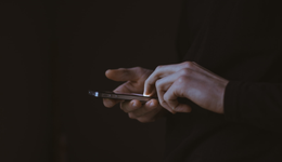 演得越尬，跑得越好？模拟经营海外真人素材把人看懵了