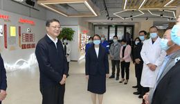 社區(qū)黨群服務(wù)中心里，陳吉寧向基層一線代表宣講黨的二十大精神