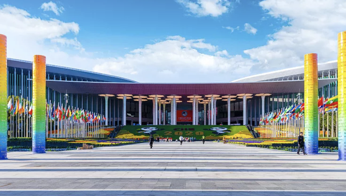 虚拟足球训练场、混合现实眼镜，元宇宙列车驶向进博会｜进博会探馆