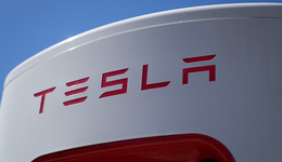 与激进团体、广告主及员工产生利益冲突，马斯克收购推特波及特斯拉，市值缩水2.9万亿元