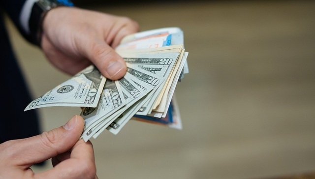 10月中国外汇储备增加235亿美元，时隔两个月重拾升势