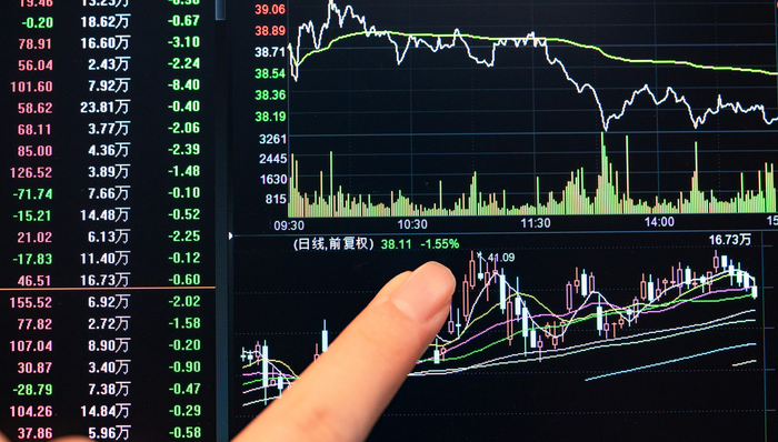 芯片板块震荡走低，芯片ETF（512760）跌超1.8%，过去5天净流入1.8亿元，安集科技跌超5%