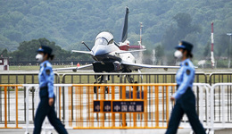 【圖集】空中投水，彩煙“炫舞”：中國(guó)航展開(kāi)幕，多個(gè)新產(chǎn)品首次亮相