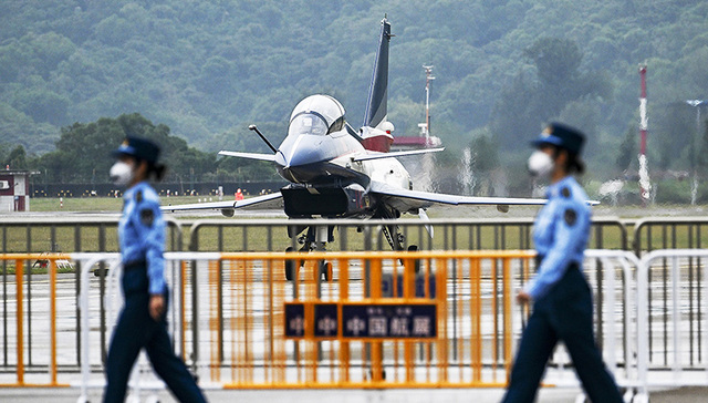 【图集】空中投水，彩烟“炫舞”：中国航展开幕，多个新产品首次亮相