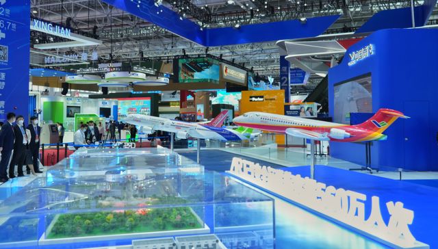 商飞C919大型客机首次亮相中国航展，斩获300架确认订单