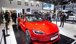 特斯拉首次单季度净利润超越丰田，中国市场降价后再次推出保险补贴