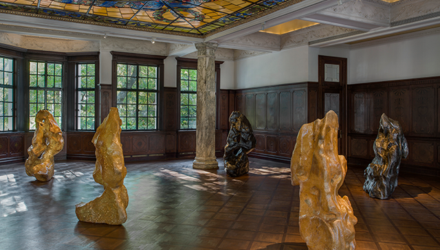 Prada荣宅举办Michael Wang展览《太湖》，CPB肌肤之钥呈献光耀星穹限定系列｜是日美好事物