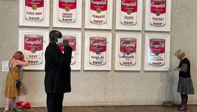 近百名博物馆馆长签声明，称气候抗议活动让艺术品陷入危机｜文化周报