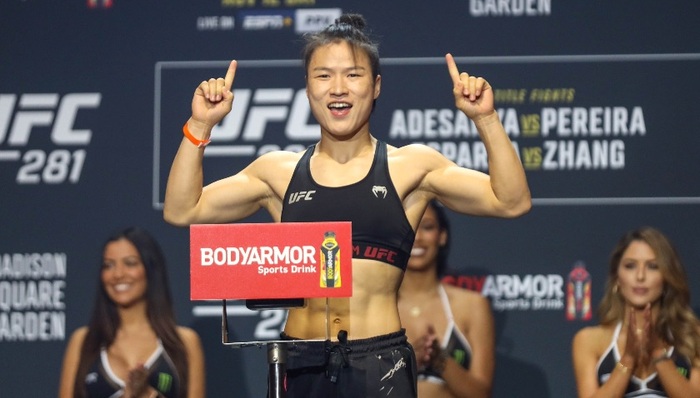 张伟丽裸绞降服卡拉，UFC史上第三位重夺草量级金腰带选手