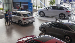 庫存壓力大、合資品牌少人問津、純電車掀起價格戰(zhàn)，“金九銀十”九年來首次銷量環(huán)比下跌