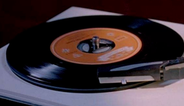 腾讯音乐绝地反击：两大主业月活双降、目标1亿订阅用户