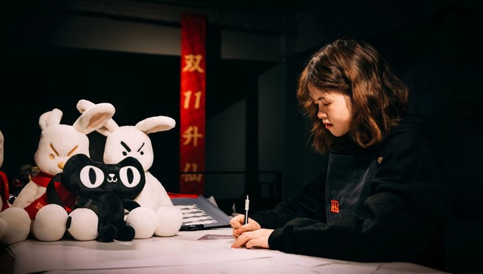 左手露营右手囤金，让年轻人上头的“新四大金刚”原来是它们