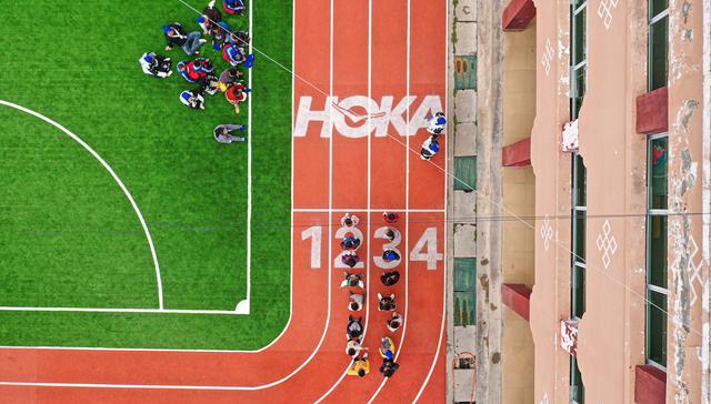 13万跑者参与，HOKA在海拔4000米的“天空之城”铺设爱心跑道