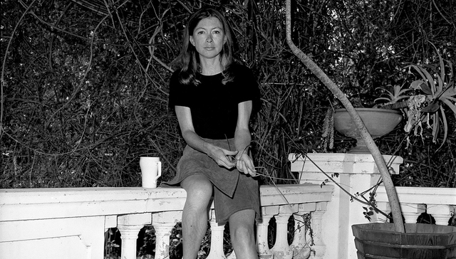 琼·狄迪恩遗产拍卖总价超190万美元，Celine大墨镜2.7万拍出｜文化周报