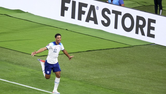 贝林厄姆打进00后世界杯首球、萨卡梅开二度，领衔英格兰青春风暴