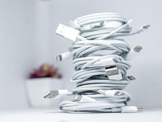 欧盟将强制iPhone改用USB-C接口，苹果会为此付出多大代价？