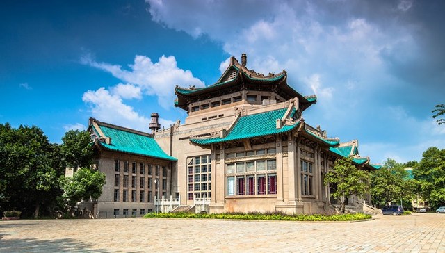 武汉大学一名学生核酸复检呈阳性，全校课程转为线上