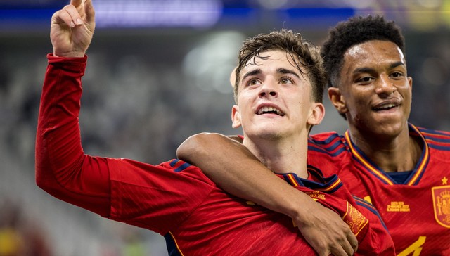 西班牙7-0哥斯达黎加，18岁新金童加维一夜走红