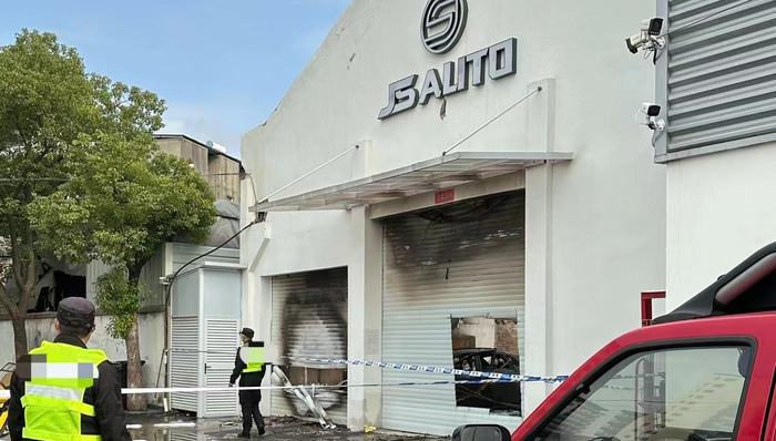 豪车装潢店起火，特斯拉起火