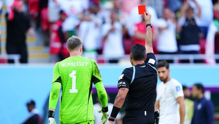 伤停补时连进两球力克威尔士，伊朗逆境中扭转出线形势