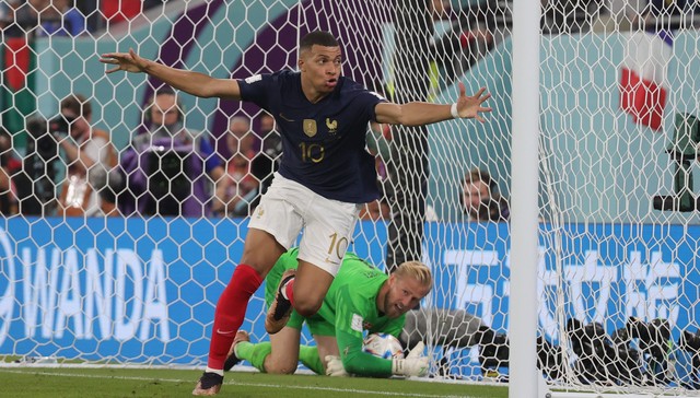 姆巴佩包办法国两球，卫冕冠军破魔咒成首支出线球队