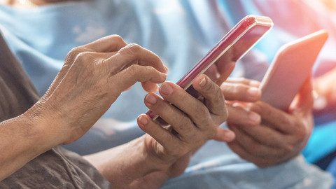 【深度】2G老人“闯关”5G时代 | 上海养老