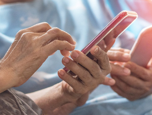 【深度】2G老人“闯关”5G时代 | 上海养老