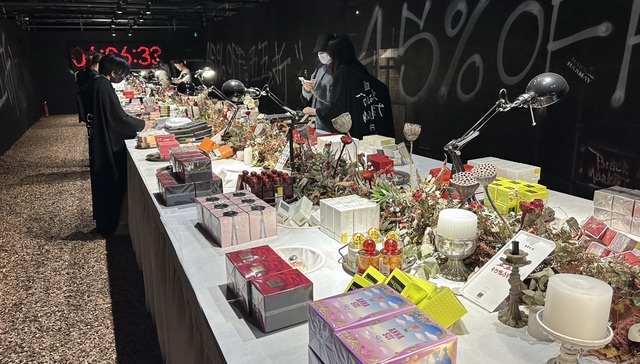 美妆集合店話梅在上海开了家最低两折折扣店，但入场需买门票