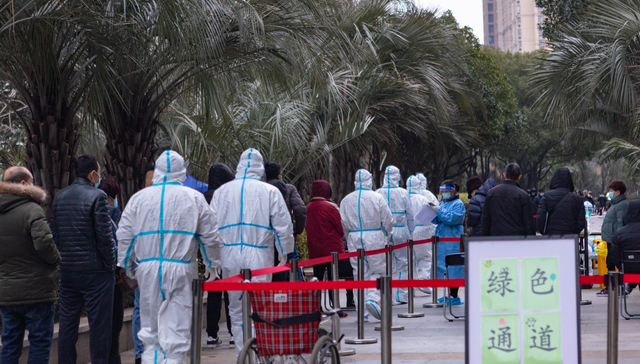 广州允许一阳性人员居家隔离：其子有抑郁症，网格派人上门补充物资