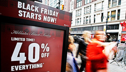 【图集】美国“黑色星期五”进行时：在线销售额创纪录，人们正背负信用卡债务购物
