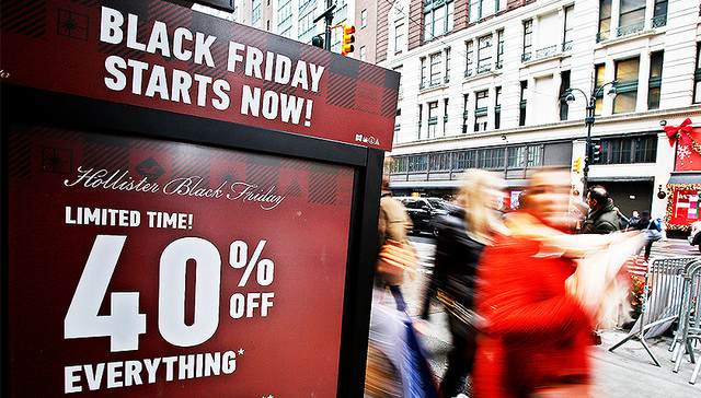 【图集】美国“黑色星期五”进行时：在线销售额创纪录，人们正背负信用卡债务购物