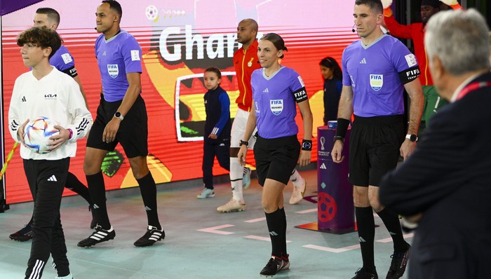 弗拉帕尔执法E组生死战，世界杯将迎首位女性主裁判