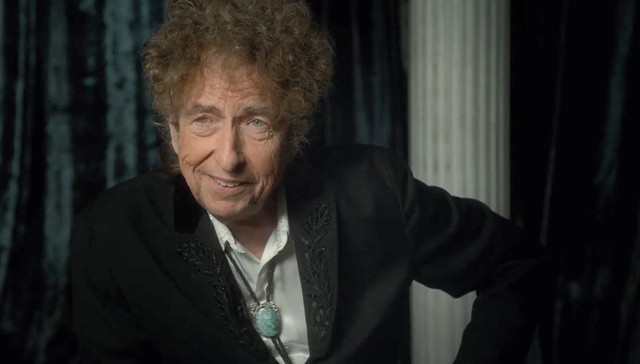 《纽约时报》发布年度10佳书单，鲍勃·迪伦为使用自动笔签名道歉｜文化周报