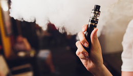 年轻人上瘾的“奶茶杯”，电子烟的灰色暴利生意