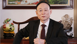 把一座小县城打造成世界光伏重镇，靳保芳仍在牌桌