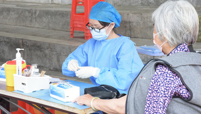 是什么在妨碍提升老人新冠疫苗接种率？基层和企业可以做什么？