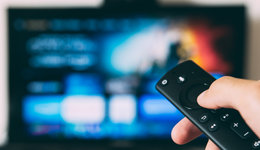 智能投影销量暴增，用电视看球已经“过时”了？