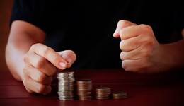 盲盒球星卡的暴利与泡沫：2元卡炒至700万，直播卖卡月入百万