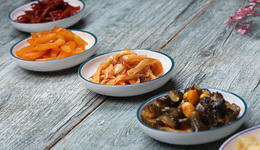 編輯部聊天室 | 吃飯離不了短視頻？效率暴政催生“電子榨菜”