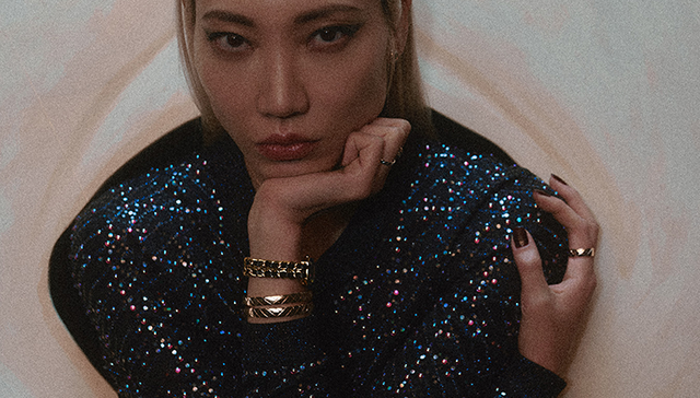 Alexander McQueen全新手袋延续经典，香奈儿假日甄选珠宝首饰装点节日季｜是日美好事物