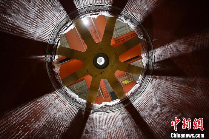 国网新源新疆阜康抽水蓄能电站首台机组定子内部结构。　马晓霞 摄