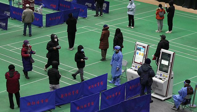 【图集】发热门诊压力徒增，多地在方舱、体育馆开设发热诊室