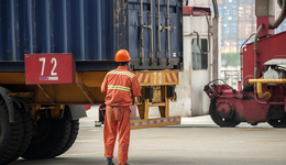 被甩出全球供应链的基隆码头工人的境遇，如何预示了我们的未来？ | 专访