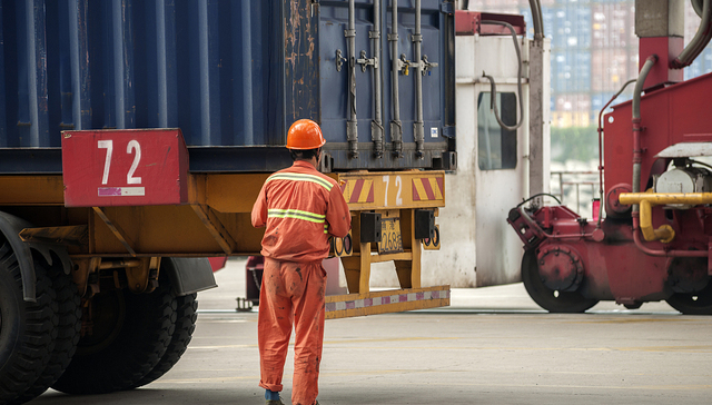 被甩出全球供应链的基隆码头工人的境遇，如何预示了我们的未来？ | 专访