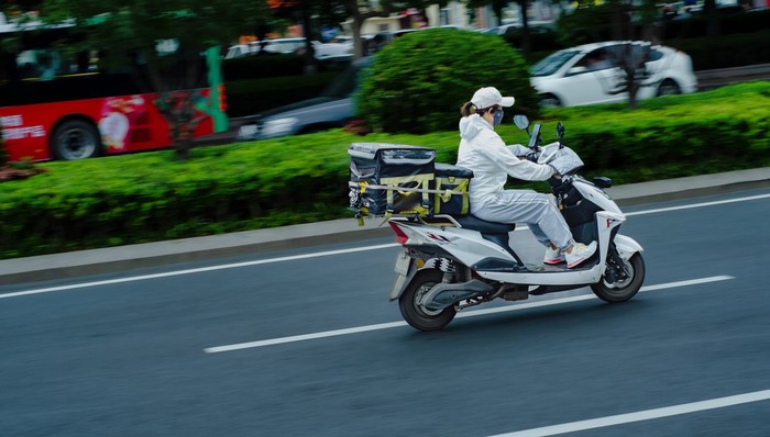 市民骑手上线、平台加大激励，多城市外卖“加速送达”中