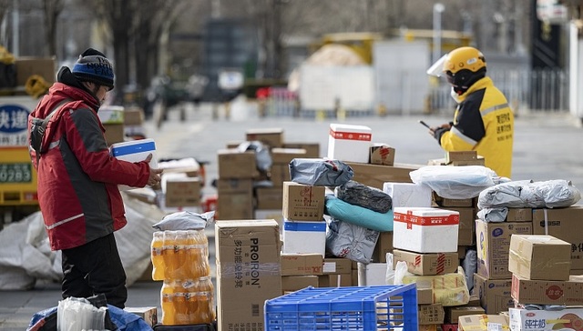 春节继续不打烊，快递小哥够吗?