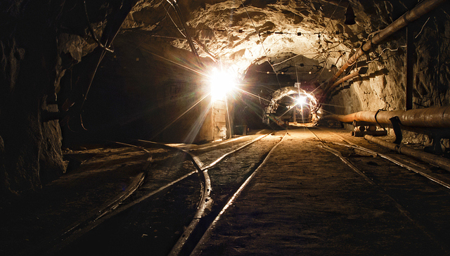 西部黄金旗下一金矿发生坍塌事故，18人被困失联