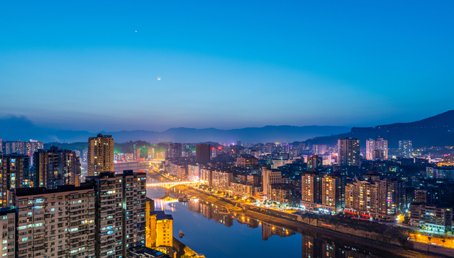 Overflowing hospitals, overworked doctors - Dazhou’s Covid lessons