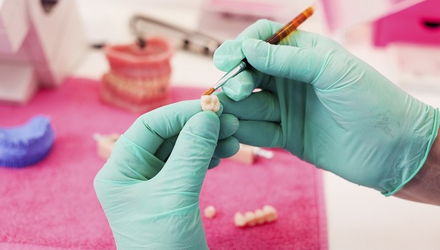 种植牙集采明年1月启动，最高价2380元/套